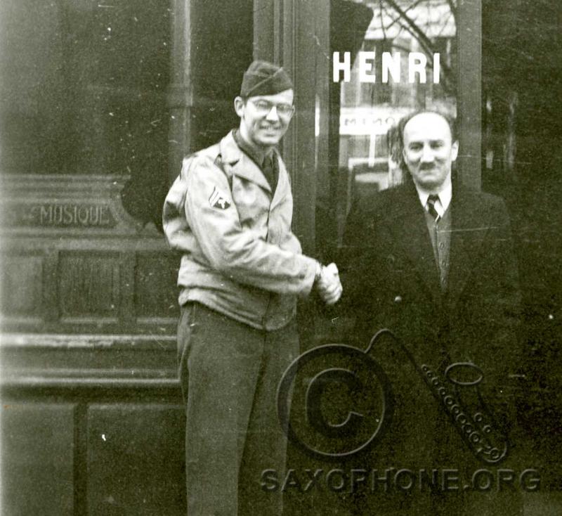 Maurice Selmer, son of Henri Selmer and president of Selmer in 1945, thanks a US soldier shortly after the Nazis occupation of France was broken